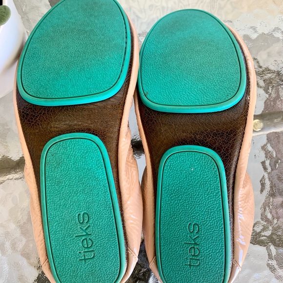 🥿 GUC Blush Patent Tieks 🥿 - Picture 7 of 10